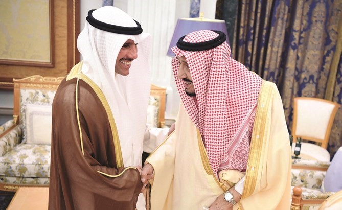 خادم الحرمين الشريفين الملك سلمان بن عبدالعزيز آل سعود مستقبلا رئيس مجلس الأمة مرزوق الغانم﻿
