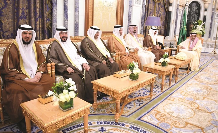 خادم الحرمين الشريفين الملك سلمان بن عبدالعزيز آل سعود أثناء استقباله رئيس مجلس الأمة والوفد البرلماني ويبدو د.عودة الرويعي والحميدي السبيعي وسعدون حماد ود.عادل الدمخي والسفير علي الخالد﻿