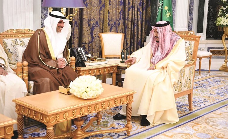 خادم الحرمين الشريفين الملك سلمان بن عبدالعزيز مستقبلا رئيس مجلس الأمة مرزوق الغانم﻿