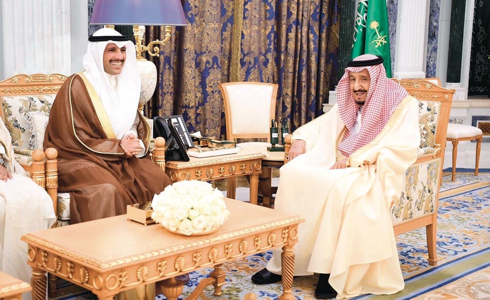 خادم الحرمين الشريفين الملك سلمان بن عبدالعزيز مستقبلا رئيس مجلس الأمة مرزوق الغانم
