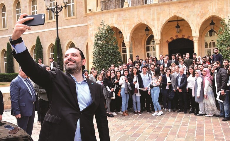 رئيس مجلس الوزراء سعد الحريري يلتقط سيلفي خلال تفقده طلاب الجامعات في الملتقى السراي الإبداعي- (محمود الطويل)﻿
