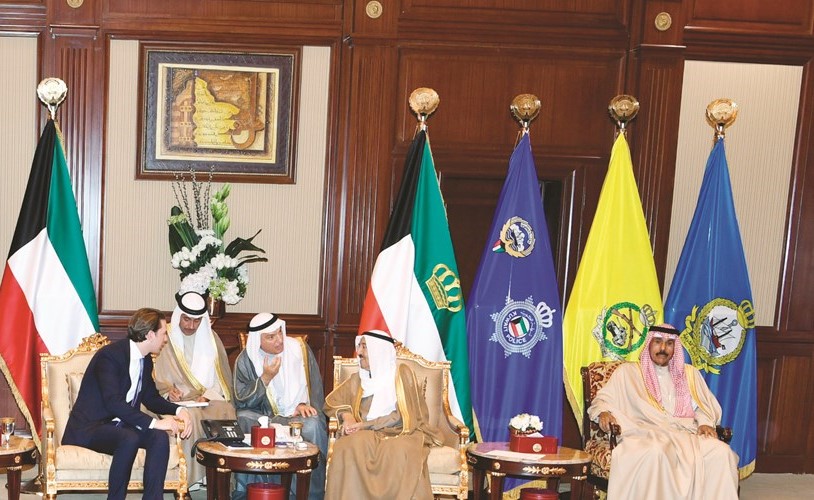 صاحب السمو الأمير الشيخ صباح الأحمد مستقبلا مستشار النمسا سيباستيان كورس بحضور سمو ولي العهد الشيخ نواف الأحمد﻿