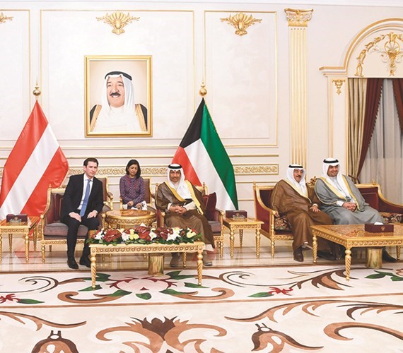 سمو رئيس الوزراء الشيخ جابر المبارك خلال استقباله مستشار النمسا بحضور الشيخ د.سالم الجابر وأنس الصالح﻿