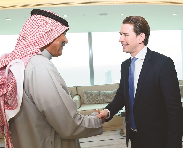 الشيخ صباح الخالد مصافحا مستشار النمسا سيباستيان كورس﻿