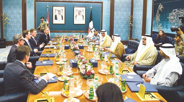 الشيخ ناصر صباح الأحمد خلال لقائه مع المستشار النمساوي والوفد المرافق له ﻿