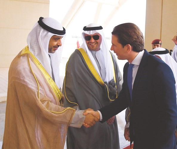 المستشار النمساوي مصافحا الشيخ محمد العبدالله ويبدو أنس الصالح﻿