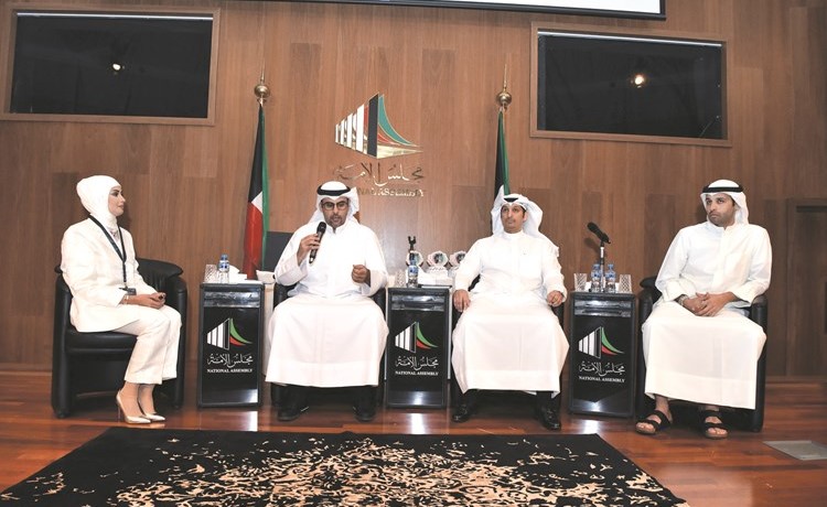 يوسف الفضالة متحدثا وبجانبه عبدالرحمن المطيري وعبدالوهاب العيسى ونور الهويدي﻿