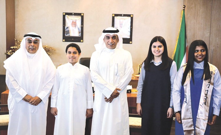د. حامد العازمي مستقبلا الطلبة غلا حمود العنزي ووليد أحمد الشمري وريان مؤيد الرفاعي بحضور فيصل المقصيد﻿
