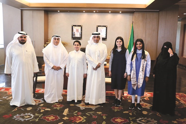 د. حامد العازمي مستقبلا الطلبة غلا حمود العنزي ووليد أحمد الشمري وريان مؤيد الرفاعي بحضور فيصل المقصيد ورفاعي الصليلي ﻿
