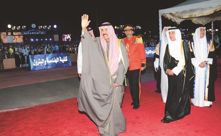 سمو ولي العهد الشيخ نواف الأحمد يحيي الحضور لدى وصوله الى مقر الحفل ﻿