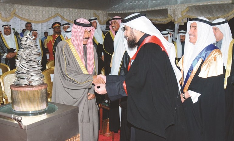 تقديم هدية تذكارية لسمو ولي العهد الشيخ نواف الاحمد ﻿