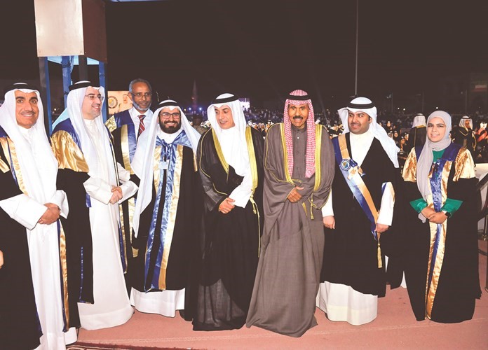 سمو ولي العهد الشيخ نواف الأحمد ود.حامد العازمي مع قيادات الجامعة ﻿