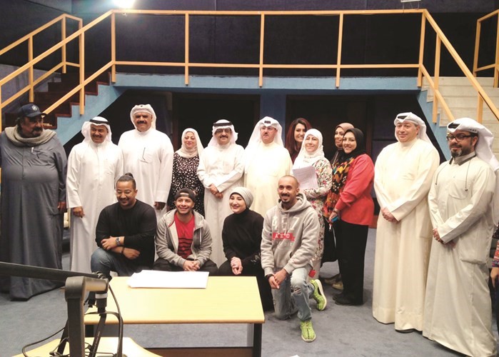 وكيل الإذاعة الشيخ فهد المبارك الصباح يتوسط فريق عمل نهاية خدمة الرمضاني﻿