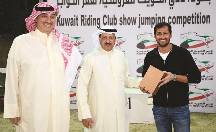 جاسم الخرافي يكرم الفارس علي الخرافي﻿
