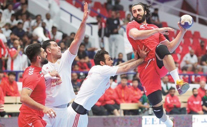لاعب الكويت عبدالله الغربللي يصوب على مرمى الجيش السوري﻿