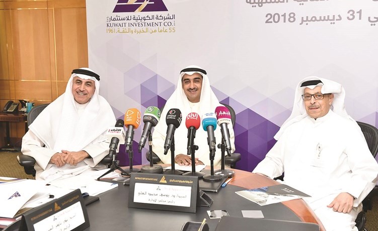 د.يوسف العلي متوسطا بدر السبيعي وفواز الاحمد- (متين غوزال)﻿