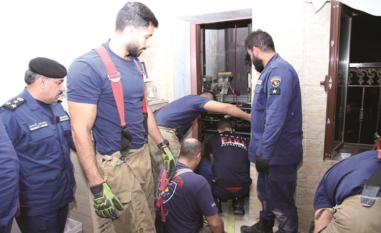 رجال الإطفاء ينقذون المواطنة﻿