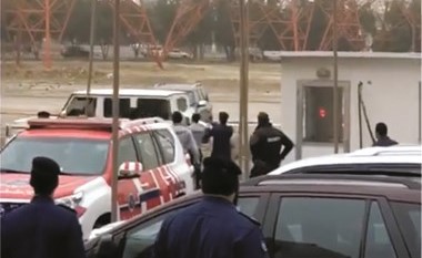مركبة الاطفائي الرباعية ويبدو رجال الإطفاء وهم يحاولون تهدئته﻿