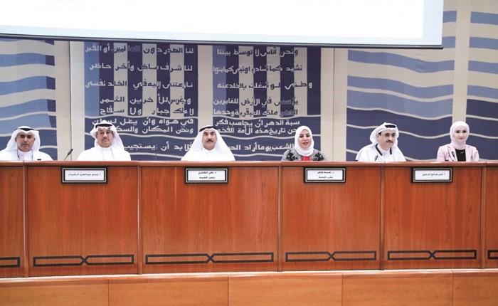 نعيمة الطاهر تتوسط ثامر الدخيل ود. علي الظفيري وتيسير الرشيدان﻿