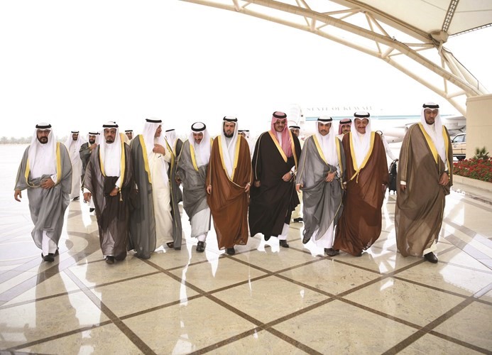الرئيس مرزوق الغانم والوفد المرافق له اثناء عودتهم إلى البلاد مساء امس﻿