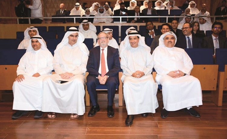 السفير الأميركي لدى الكويت لورانس سيلفرمان متوسطا د.يوسف الإبراهيم وطارق سلطان﻿