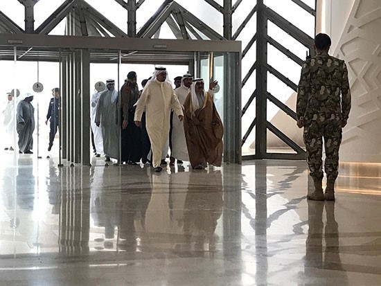 الشيخ ناصر صباح الأحمد لدى وصوله إلى مجلس الأمة للمشاركة في اجتماع لجنة شؤون الداخلية والدفاع  