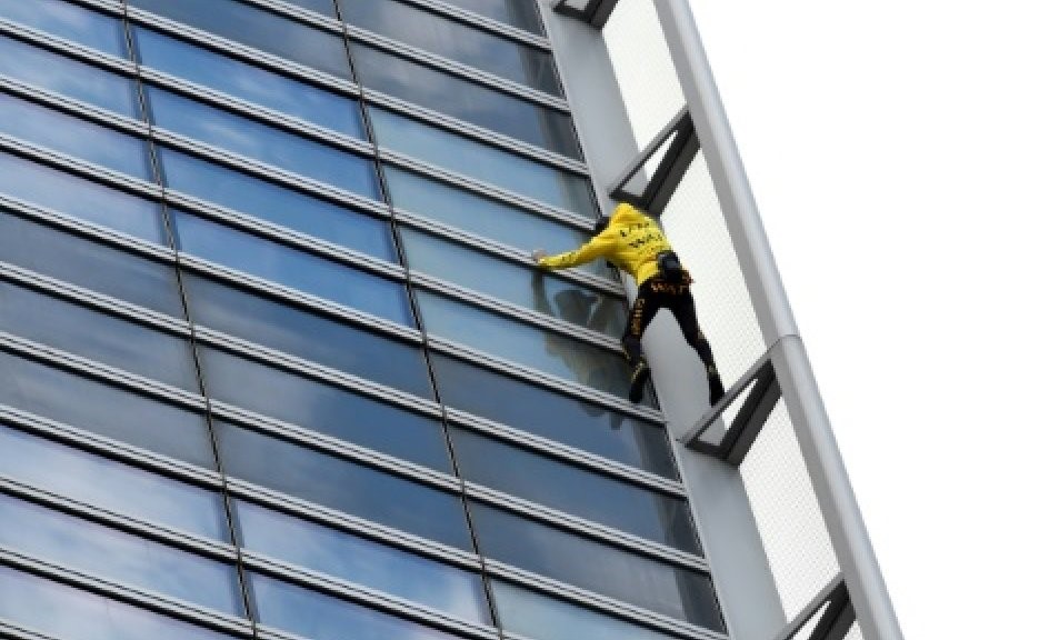 بالفيديو.. "سبايدرمان الفرنسي" يتسلق ناطحة سحاب في باريس "دون حبال"!