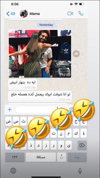والدة محمد صلاح عقب صورة لفتاة تحتضنه: "يا نهار أبيض..لو شفت أبوك بيعمل كده هعمله خلع"