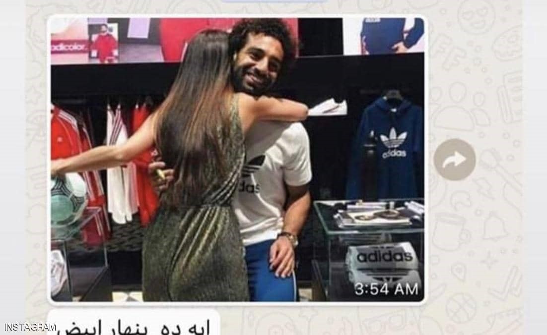 والدة محمد صلاح عقب صورة لفتاة تحتضنه: "يا نهار أبيض..لو شفت أبوك بيعمل كده هعمله خلع"