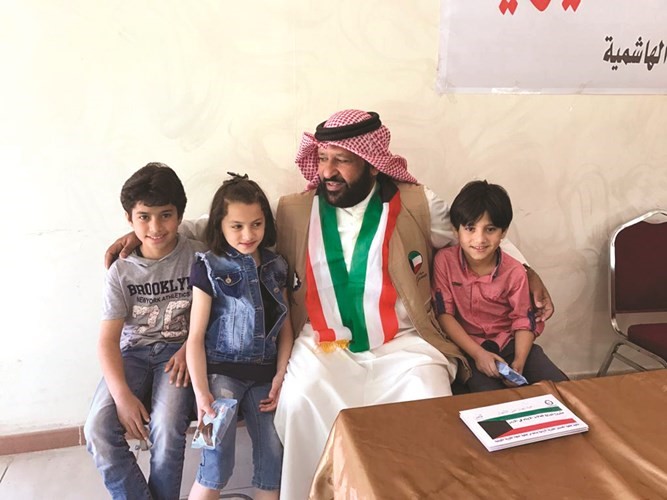 الخالدي يوزع الكفالات للأيتام السوريين في الأردن﻿