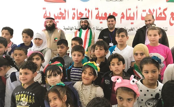 صورة جماعية للخالدي مع أيتام النجاة في الأردن﻿