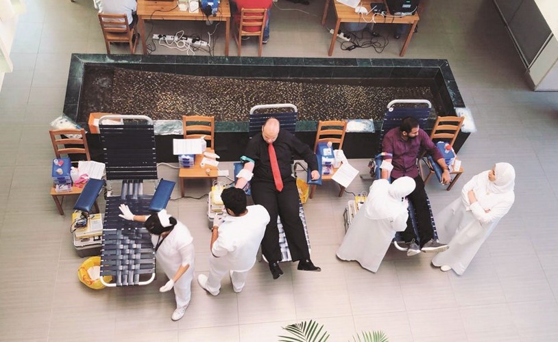 جانب من تبرع موظفي المعامل بالدم﻿
