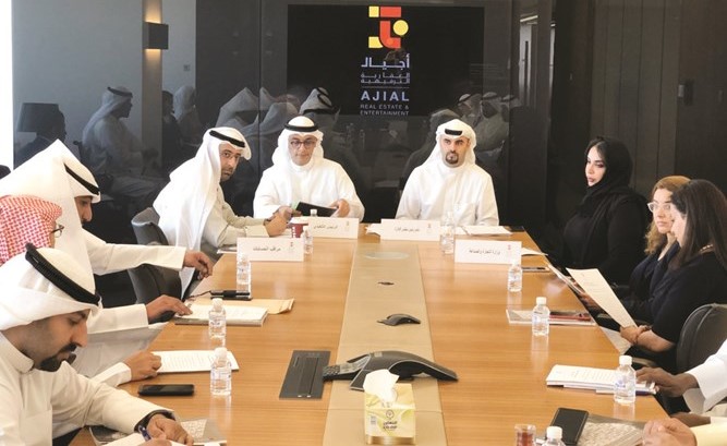 الشيخ حمد المبارك مترئسا عمومية أجيال وعلى يمينه الرئيس التنفيذي عبدالعزيز الخترش﻿