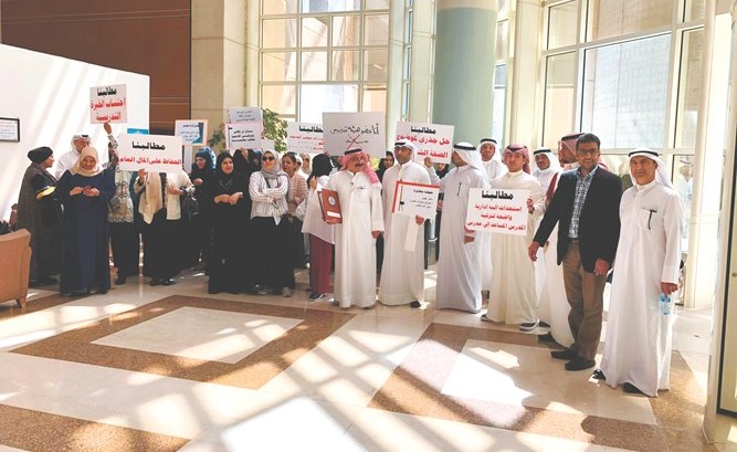 د.إبراهيم الحمود وعدد من أعضاء هيئة التدريس والمدرسين المساعدين خلال الاعتصام﻿