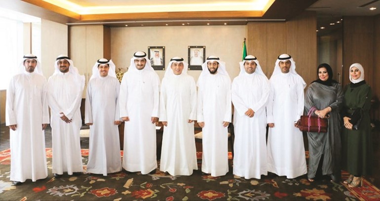 د.حامد العازمي مستقبلا مطيع العجمي ووفد مجلس إدارة جمعية المعلمين ﻿