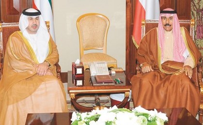 سمو ولي العهد الشيخ نواف الاحمد خلال استقباله السفير الإماراتي صقر الريسي ﻿