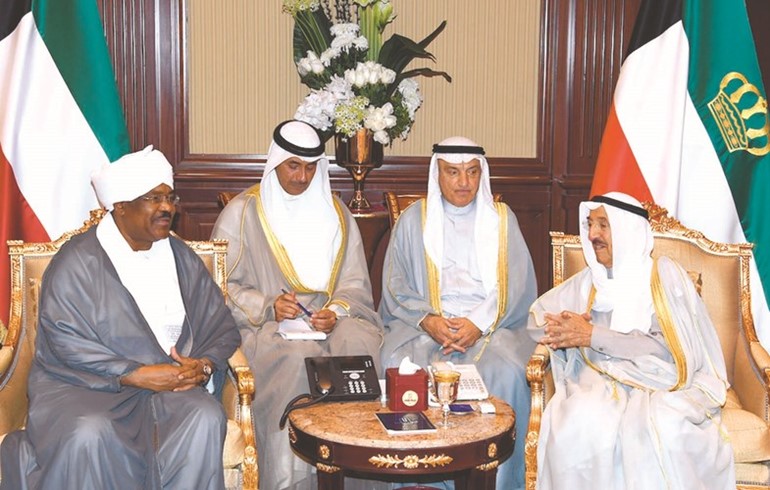 صاحب السمو الأمير الشيخ صباح الأحمد خلال استقباله سفير السودان ﻿