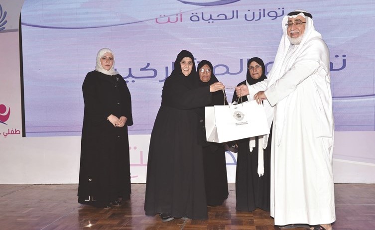 بثينة الدهيشي وإقبال الشهاب ود.هناء الكندري خلال تكريم أحد المشاركين	(متين غوزال)﻿