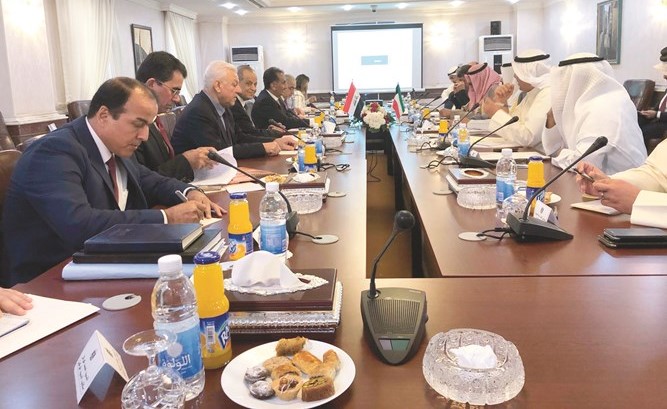 خالد الجارالله مترئسا وفد الكويت خلال جلسة المباحثات مع الجانب العراقي﻿