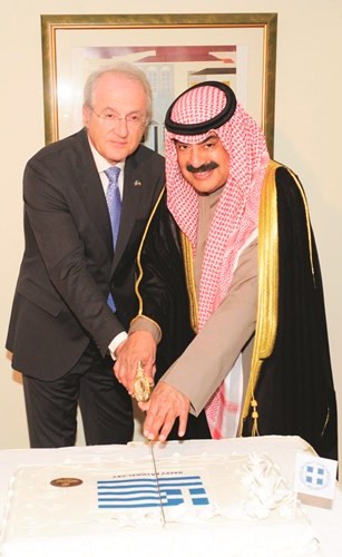 خالد الجارالله والسفير اليوناني خلال قطع كيكة الاحتفال﻿