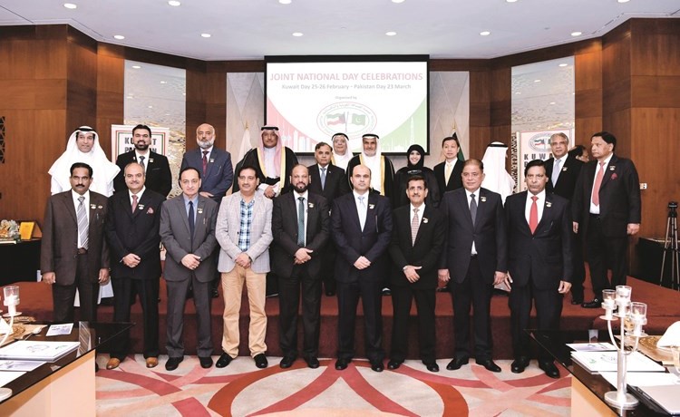 مبارك المطوع والسفير الباكستاني يتوسطان المشاركين في الاحتفال 	(ريليش كومار)﻿