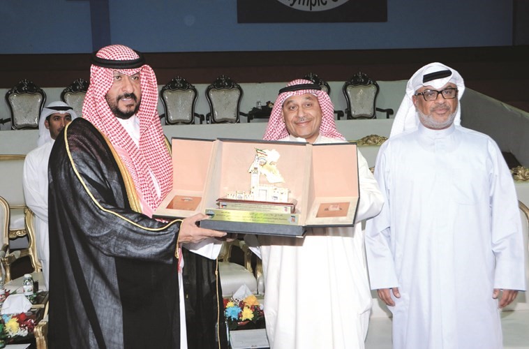 تكريم ممثل سمو ولي العهد محافظ العاصمة الشيخ طلال الخالد﻿