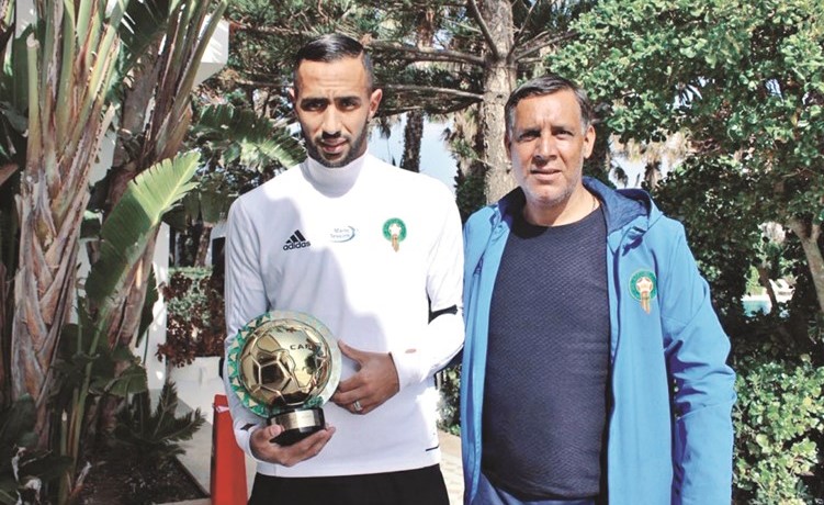 بنعطية يتسلم جائزة اختياره ضمن التشكيل الأفضل في أفريقيا﻿