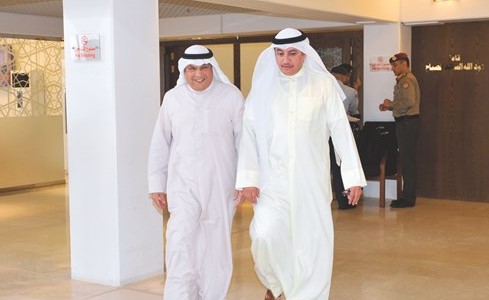 الشيخ خالد الجراح وعسكر العنزي متجهين إلى اجتماع اللجنة﻿