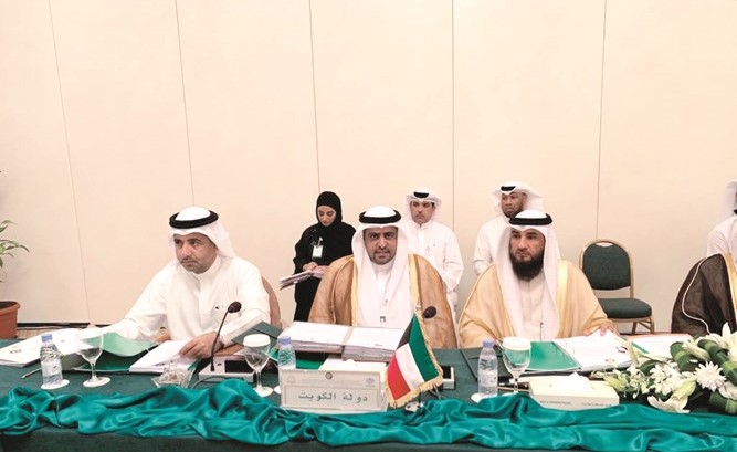 راكان النصف ود.عودة الرويعي وعلام الكندري ويبدو مشعل العنزي خلال الاجتماع﻿