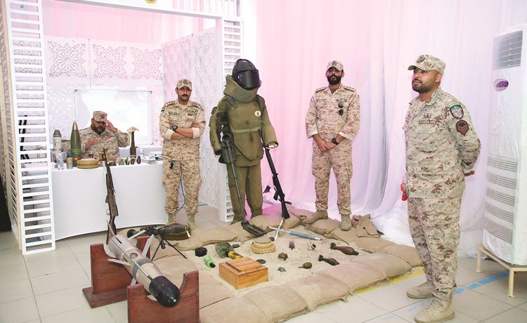 عناصر من الجيش قدمت عرضا تعريفيا عن أنواع الأسلحة الدفاعية (زين علام)﻿
