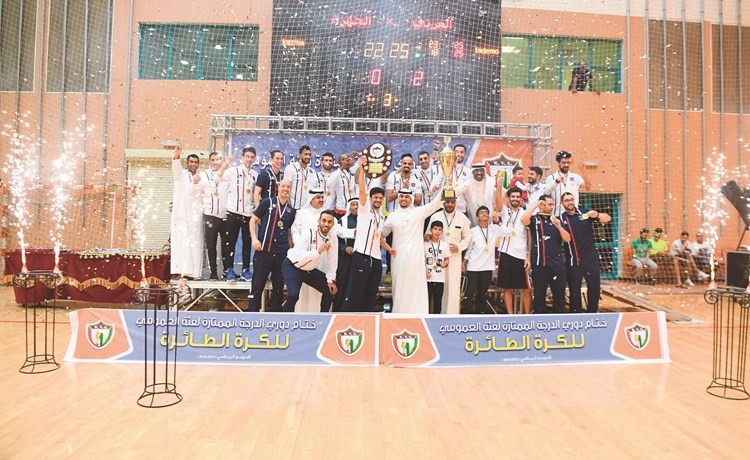لاعبو الكويت يحتفلون بالفوز باللقب	(محمد هنداوي) ﻿