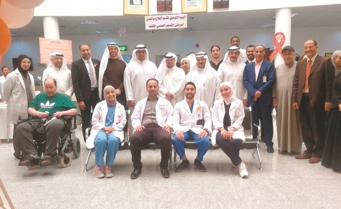 د. فواز الرفاعي وعدد من المشاركين في اليوم التوعوي﻿