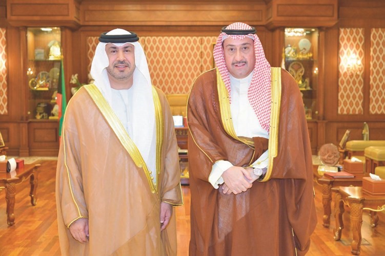 الشيخ فيصل الحمود خلال استقباله سفير الامارات ﻿