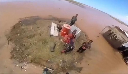 بالفيديو.. القوات البرتغالية تنقذ أشخاصاً تقطعت بهم السبل بسبب إعصار إيداي